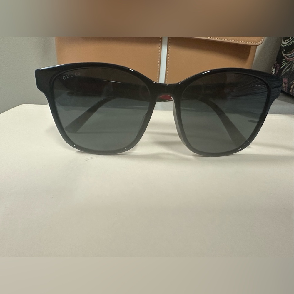GUCCI sunglasses. 
Pristine used condition.

💯 AUTHENTIC WITH COA